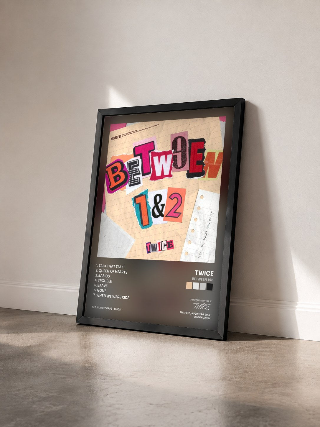 #noir Tableau de l'album BETWEEN 1&2 de TWICE vu de trois quarts, cadre noir