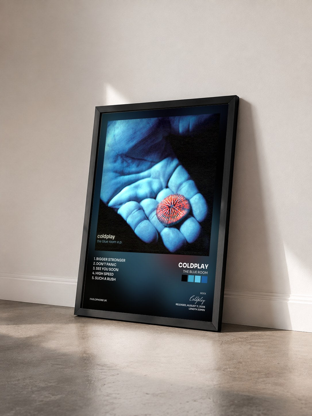 #noir Tableau de l'album The Blue Room de Coldplay vu de trois quarts, cadre noir