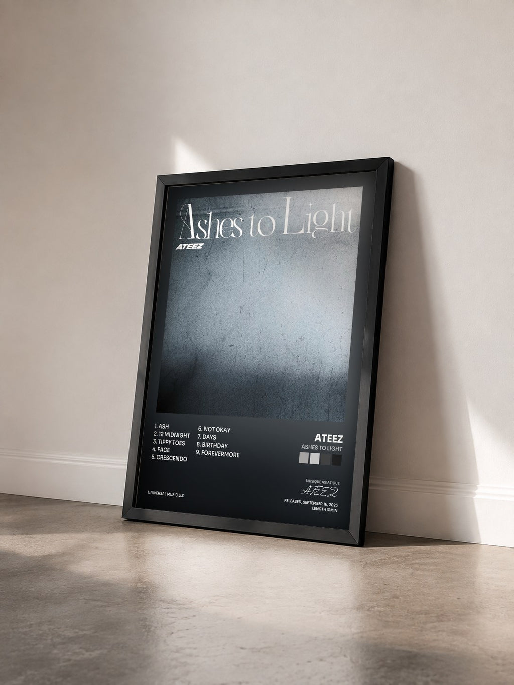#noir Tableau de l'album Ashes to Light de ATEEZ vu de trois quarts, cadre noir