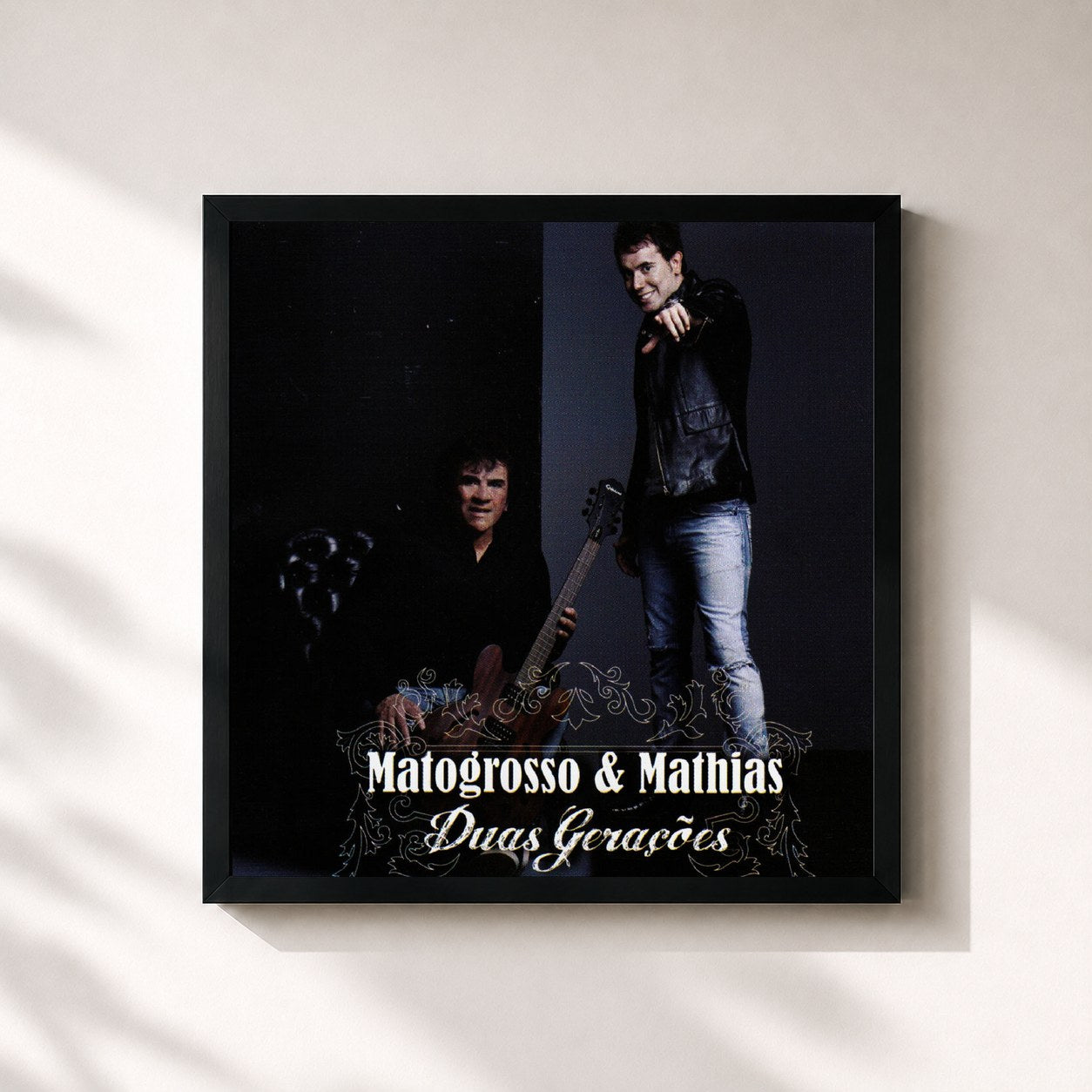 #noir Tableau carré de l'album Duas Gerações de Matogrosso & Mathias, cadre noir 32x32 cm