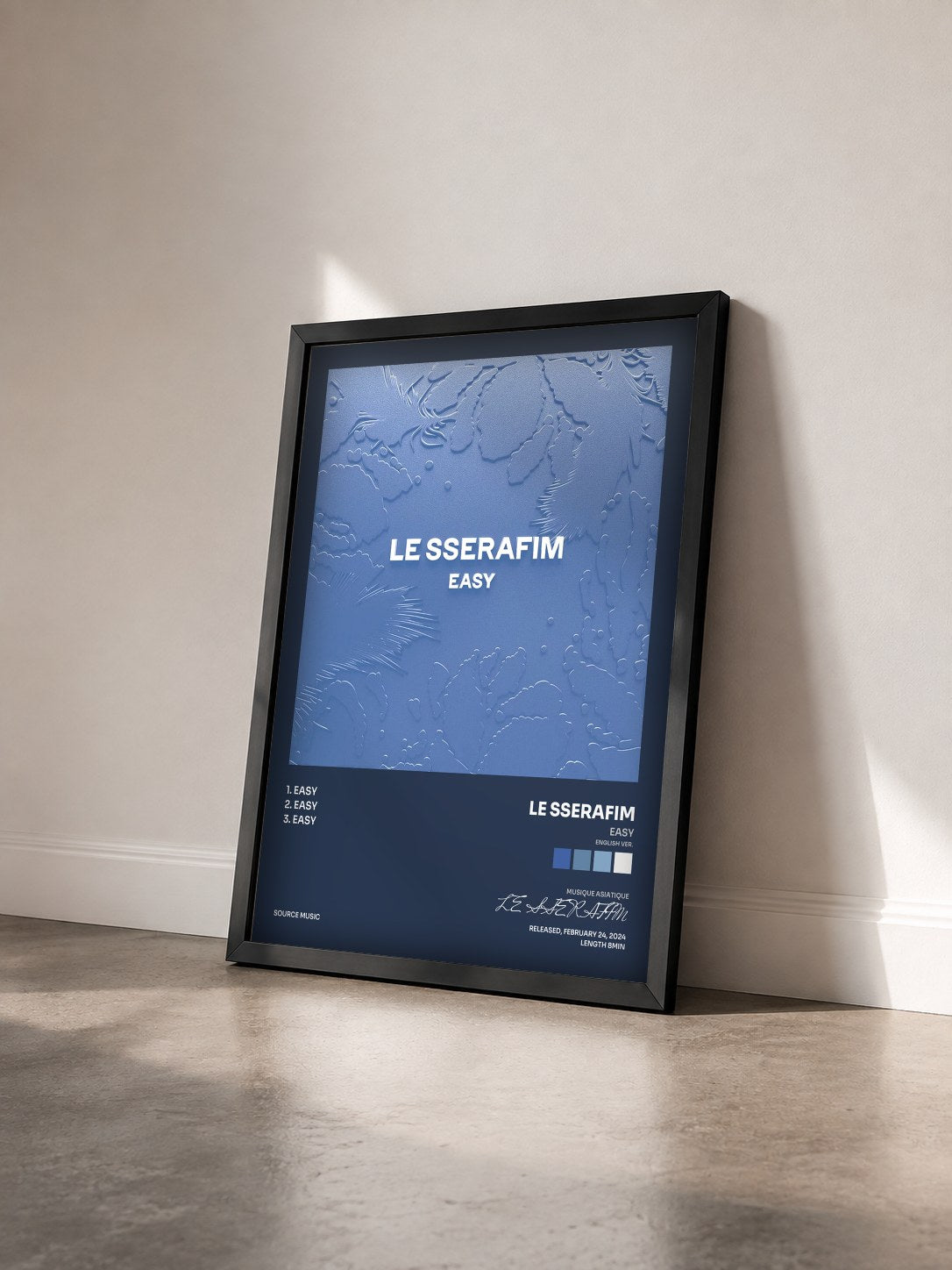 #noir EASY (English ver.) di LE SSERAFIM in stampa incorniciata vista di tre quarti, cornice nera