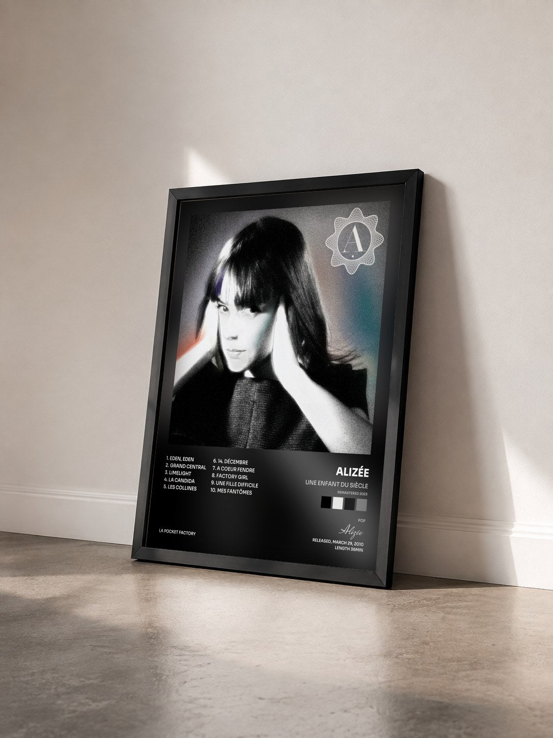 #noir Une Enfant Du Siècle (Remastered 2023) de Alizée en lámina enmarcada vista de tres cuartos, marco negro
