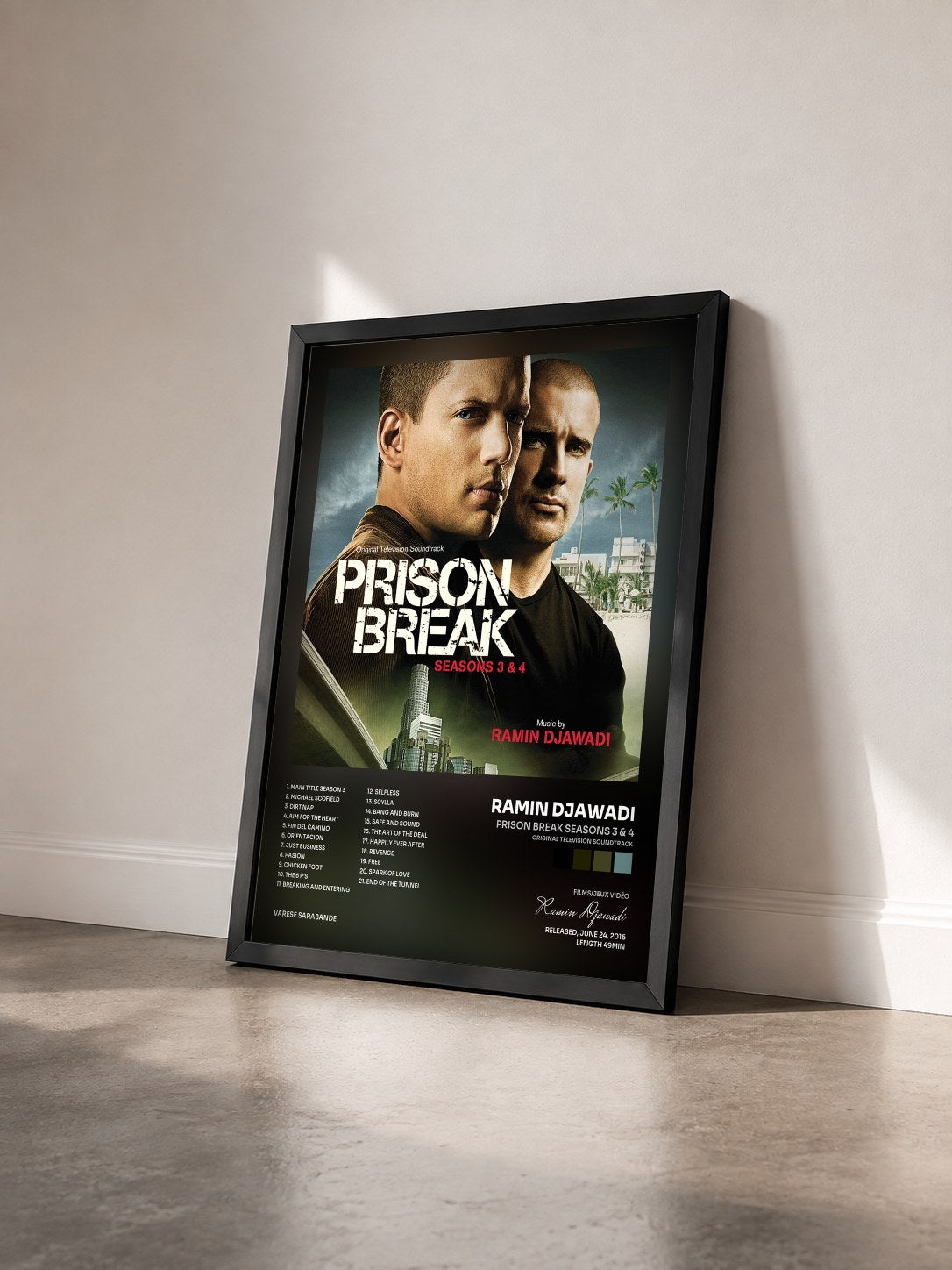#noir Tableau de l'album Prison Break Seasons 3 & 4 (Original Television Soundtrack) de Ramin Djawadi vu de trois quarts, cadre noir