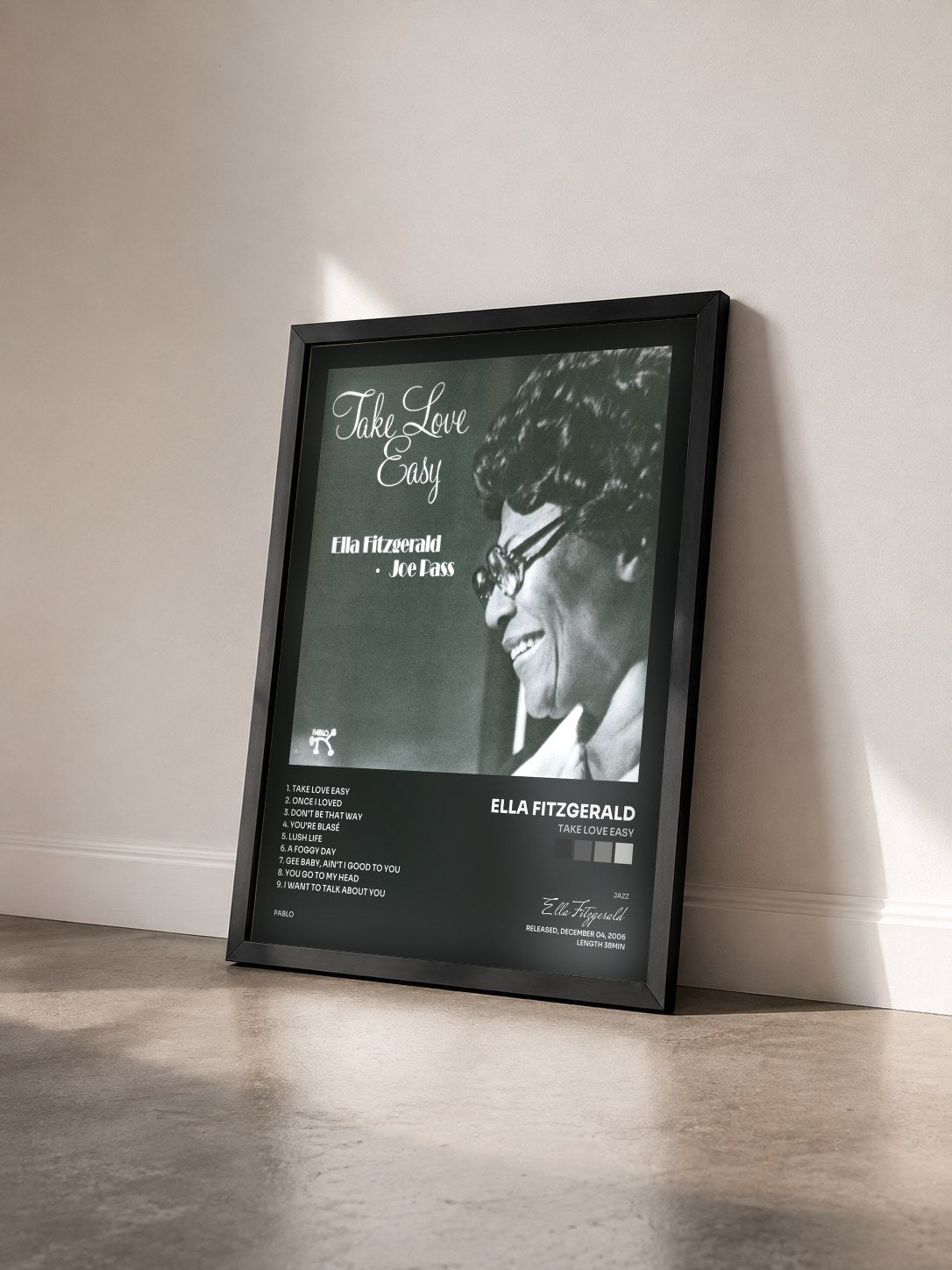 #noir Tableau de l'album Take Love Easy de Ella Fitzgerald vu de trois quarts, cadre noir