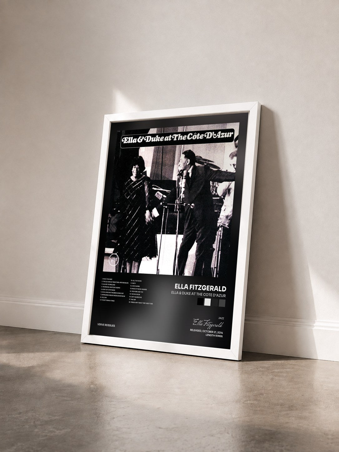 #blanc Tableau de l'album Ella & Duke At The Cote d'Azur de Ella Fitzgerald vu de trois quarts, cadre blanc