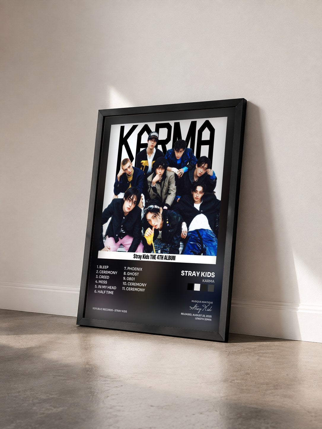 #noir Tableau de l'album KARMA de Stray Kids vu de trois quarts, cadre noir