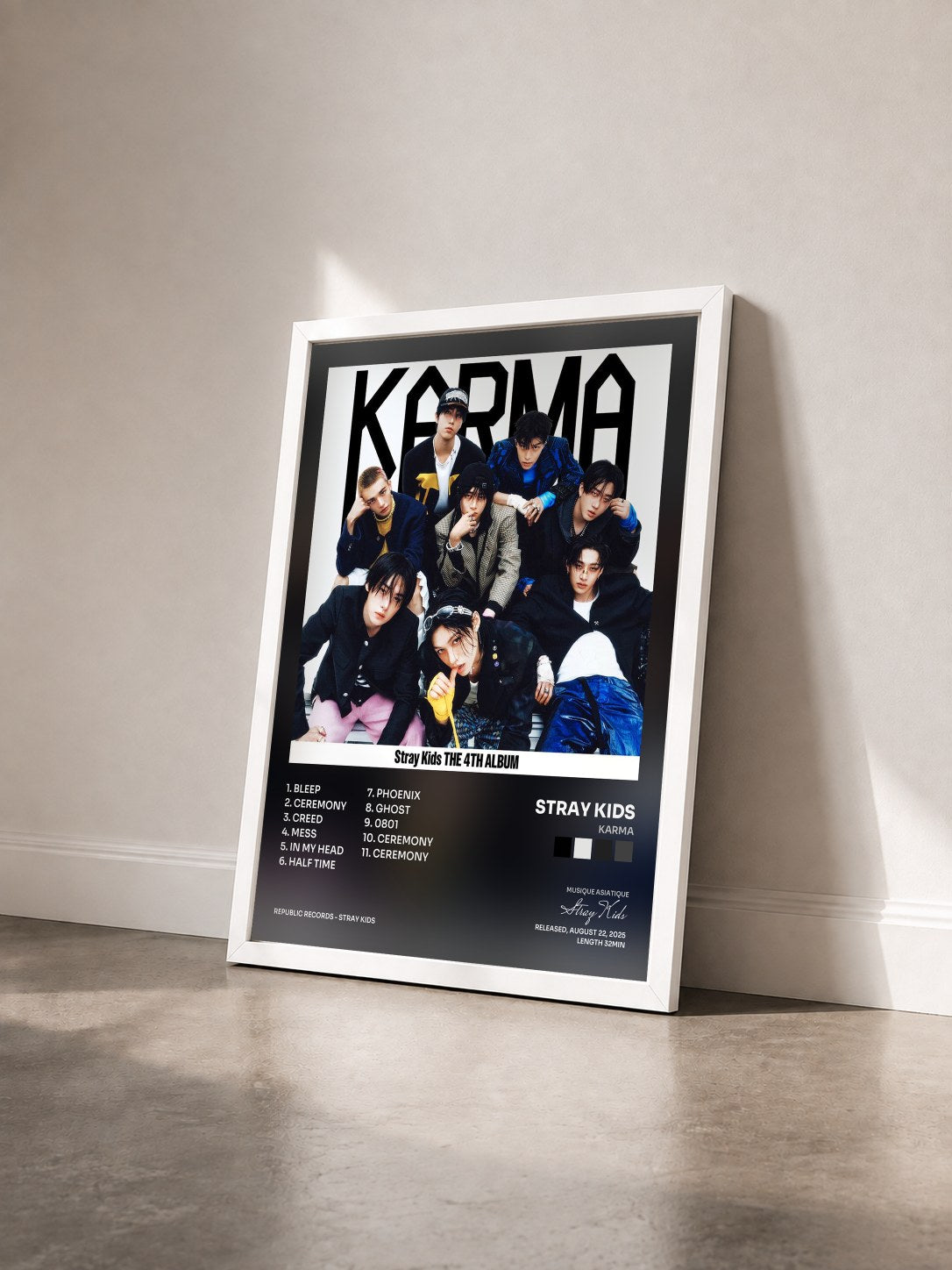 #blanc Tableau de l'album KARMA de Stray Kids vu de trois quarts, cadre blanc