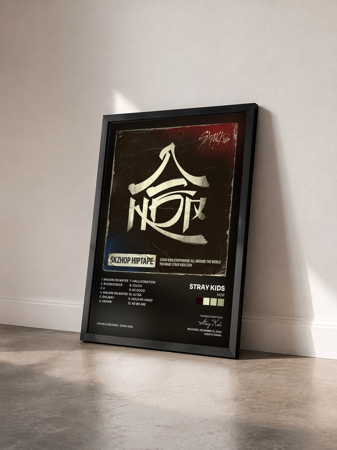 #noir Tableau de l'album HOP de Stray Kids vu de trois quarts, cadre noir