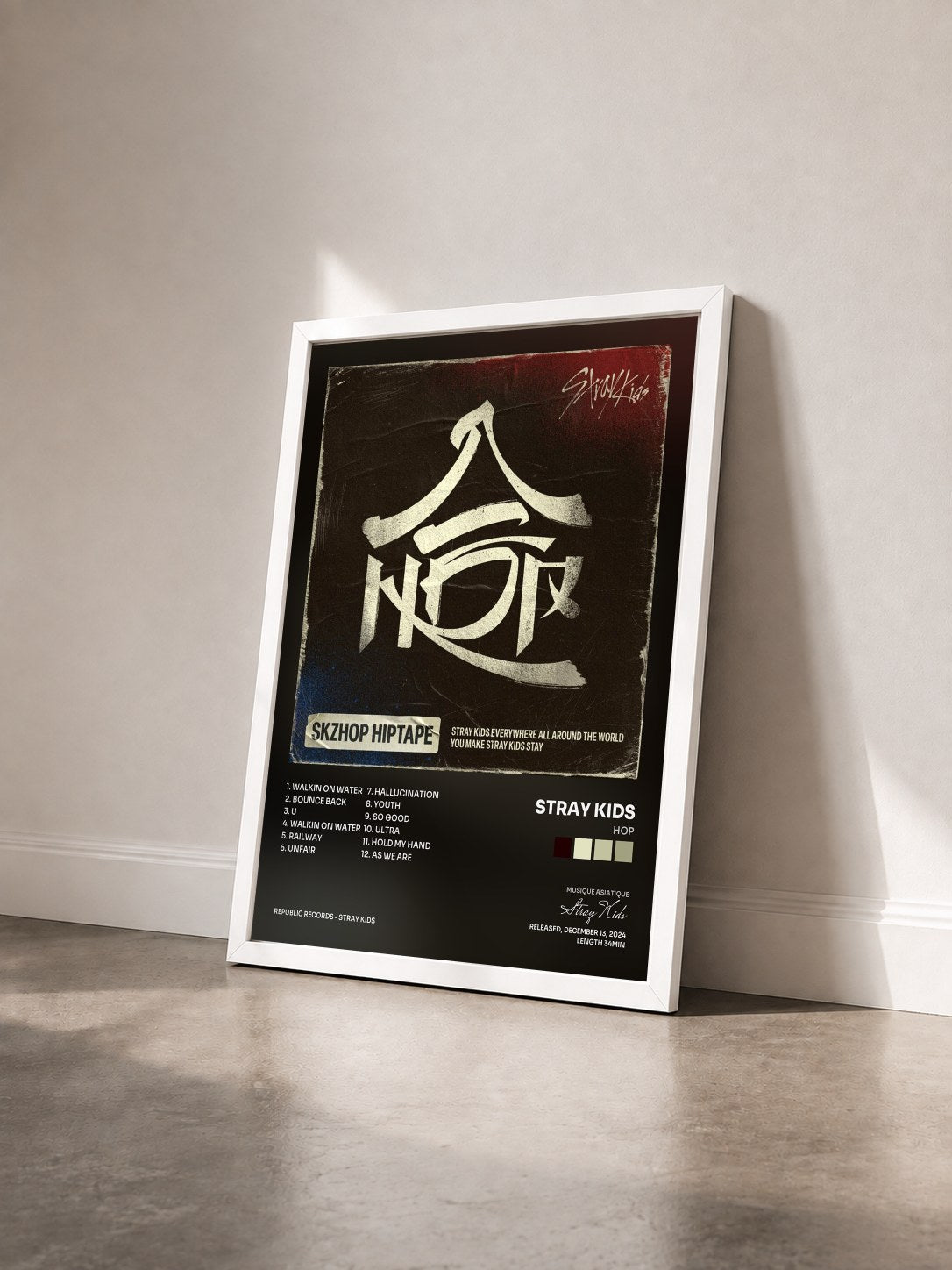 #blanc Tableau de l'album HOP de Stray Kids vu de trois quarts, cadre blanc