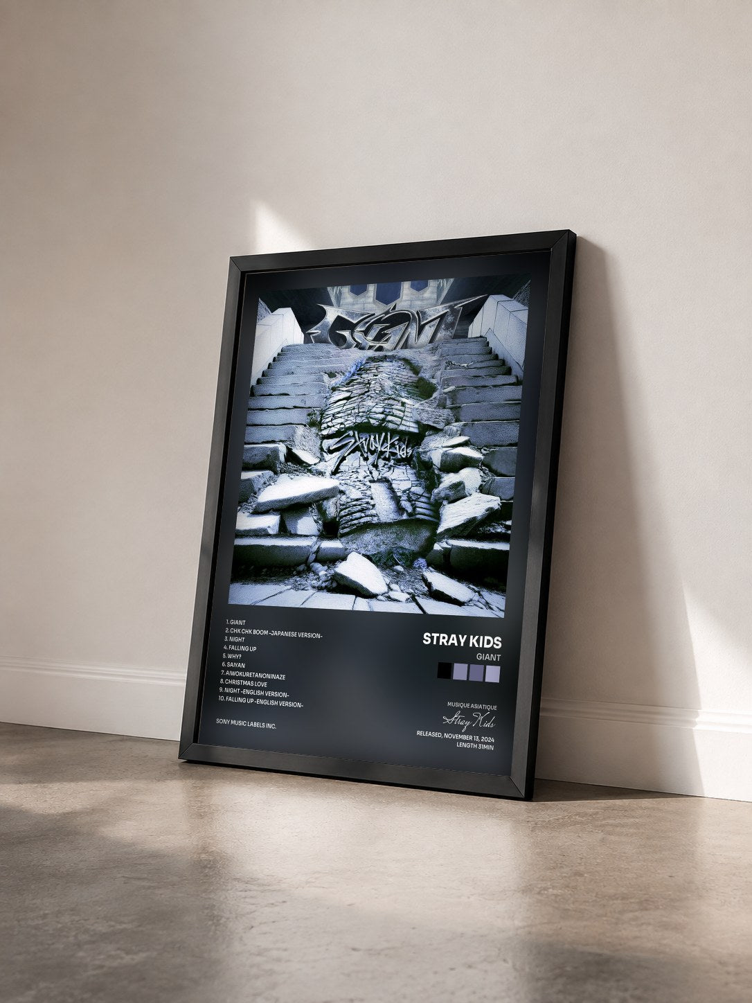 #noir Tableau de l'album GIANT de Stray Kids vu de trois quarts, cadre noir