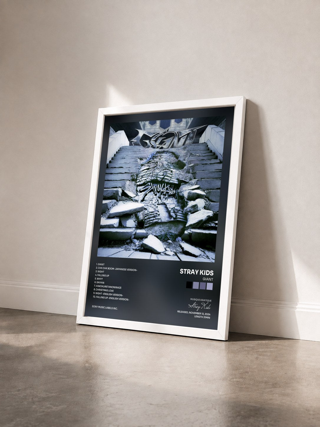 #blanc Tableau de l'album GIANT de Stray Kids vu de trois quarts, cadre blanc