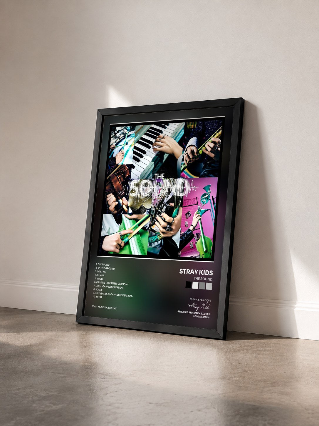 #noir Tableau de l'album THE SOUND de Stray Kids vu de trois quarts, cadre noir