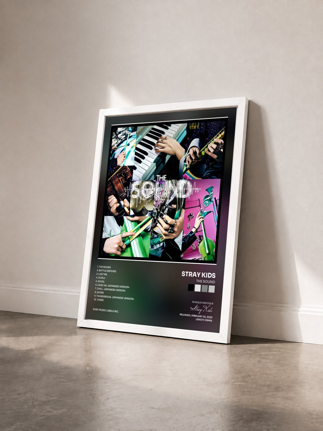 #blanc Tableau de l'album THE SOUND de Stray Kids vu de trois quarts, cadre blanc