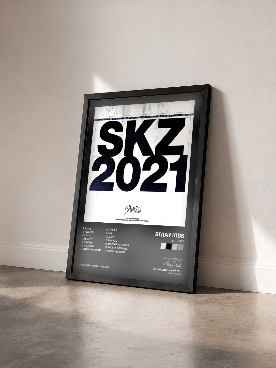 #noir Tableau de l'album SKZ2021 de Stray Kids vu de trois quarts, cadre noir