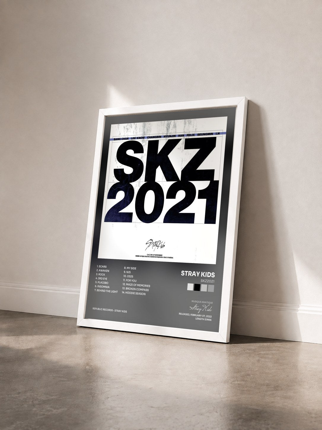 #blanc Tableau de l'album SKZ2021 de Stray Kids vu de trois quarts, cadre blanc
