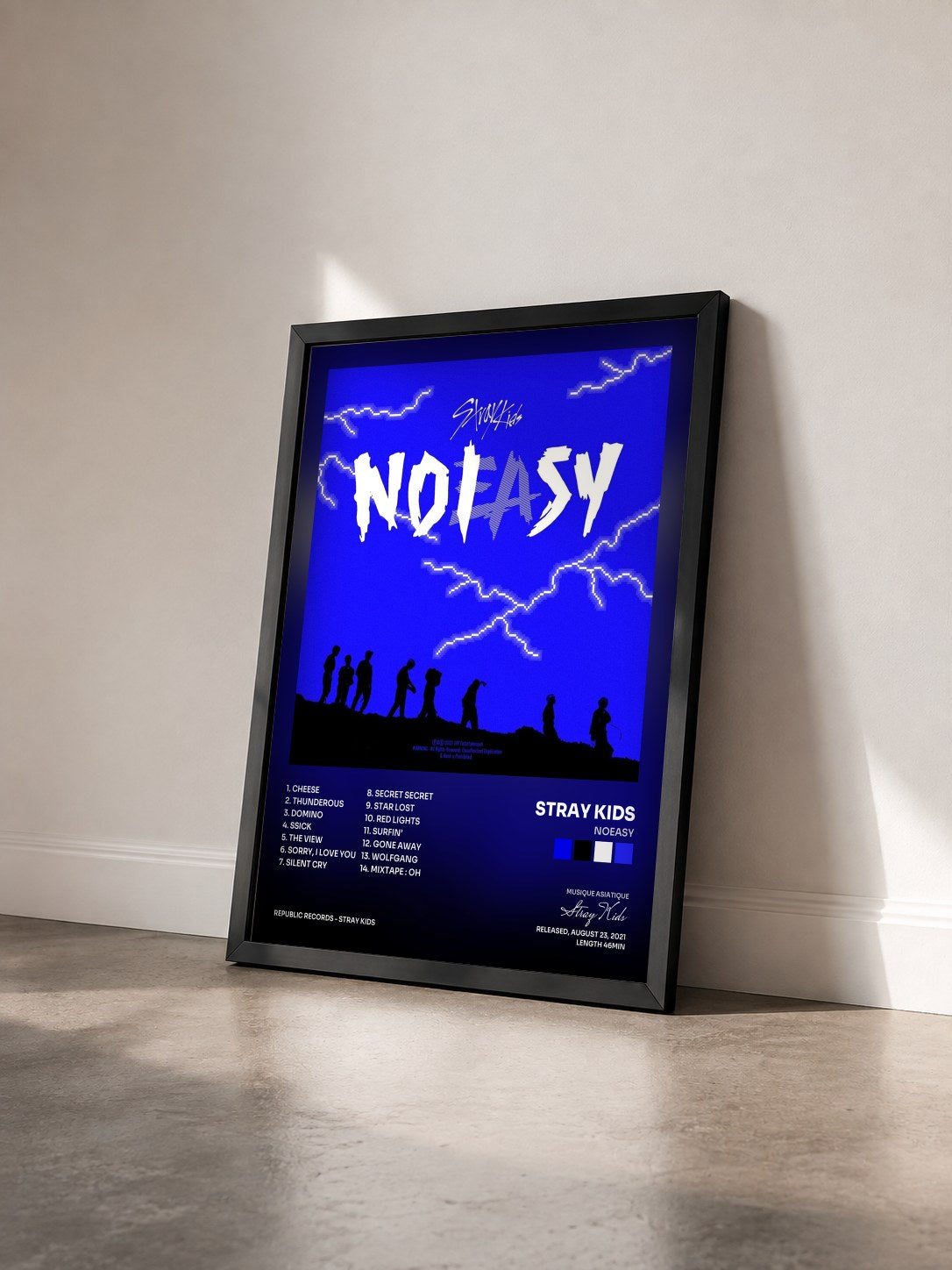 #noir Tableau de l'album NOEASY de Stray Kids vu de trois quarts, cadre noir
