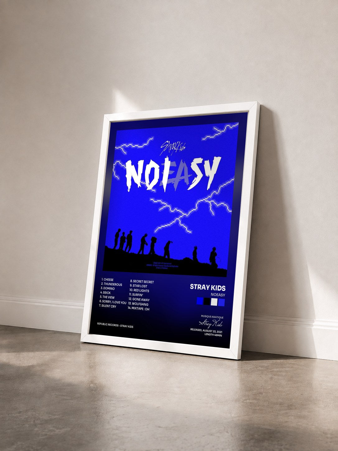 #blanc Tableau de l'album NOEASY de Stray Kids vu de trois quarts, cadre blanc