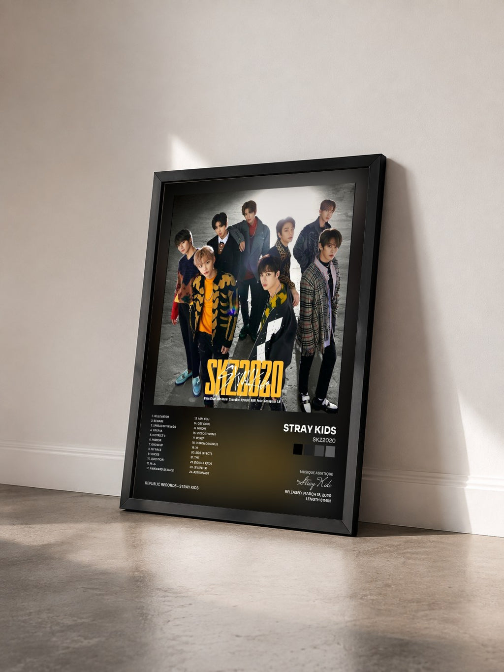 #noir SKZ2020 von Stray Kids als gerahmter Kunstdruck von schräg gesehen, schwarzer Rahmen