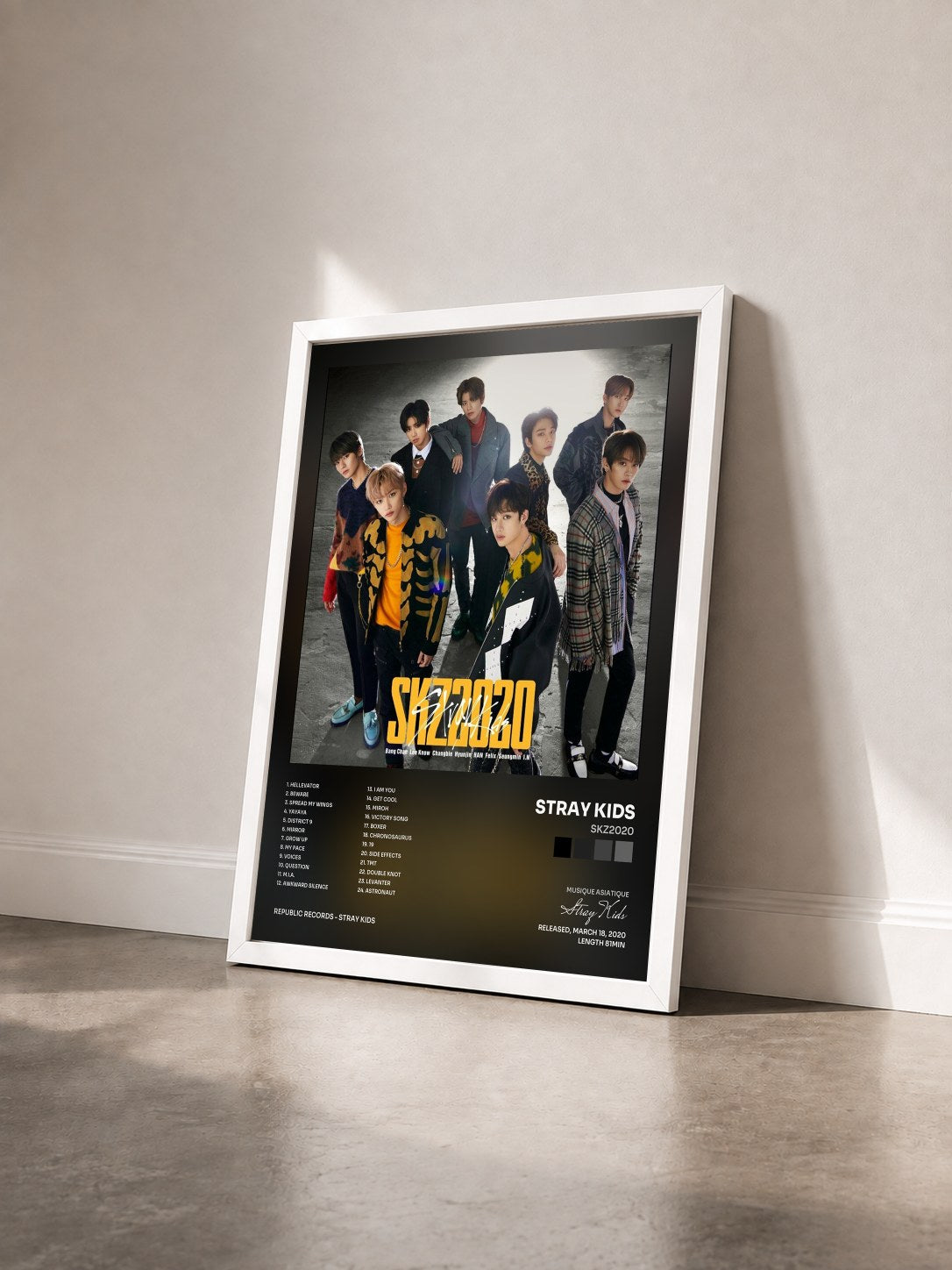 #blanc Tableau de l'album SKZ2020 de Stray Kids vu de trois quarts, cadre blanc