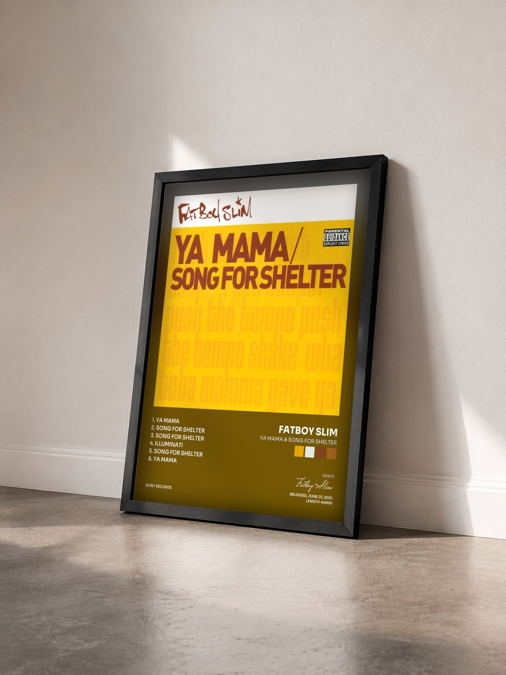 #noir Ya Mama & Song for Shelter von Fatboy Slim als gerahmter Kunstdruck von schräg gesehen, schwarzer Rahmen
