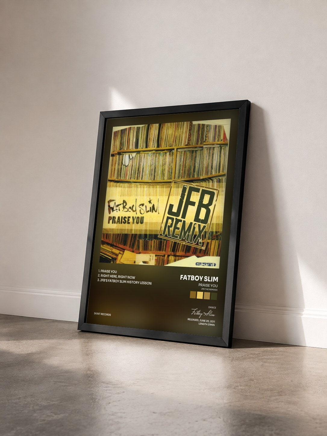 #noir Tableau de l'album Praise You (JFB the Remixes) de Fatboy Slim vu de trois quarts, cadre noir
