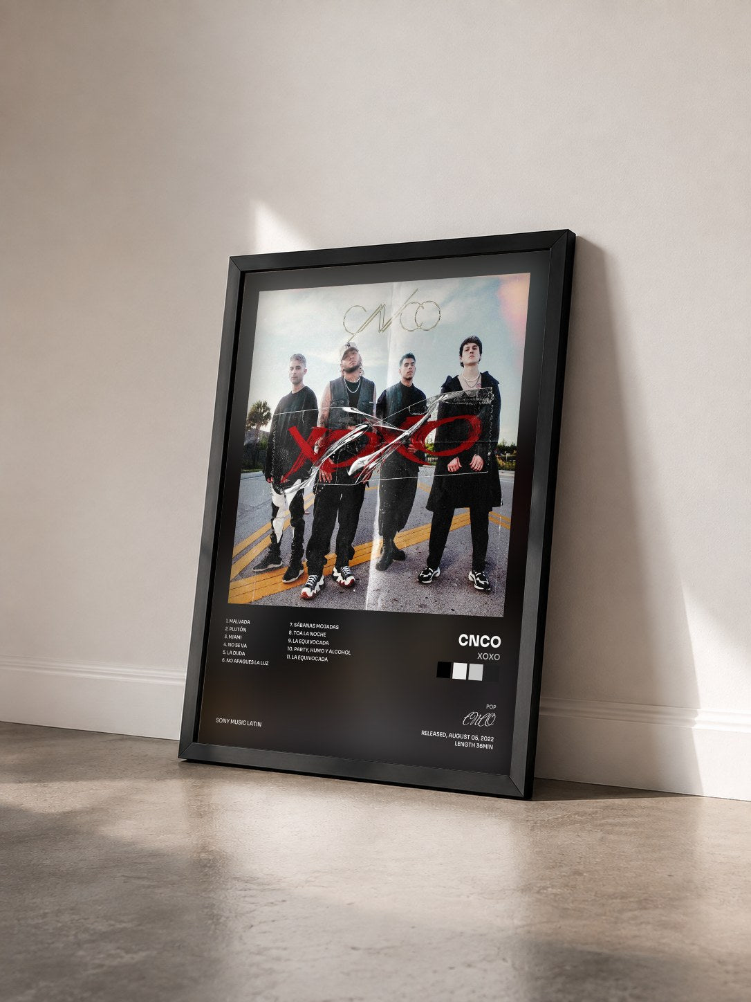 #noir Tableau de l'album XOXO de CNCO vu de trois quarts, cadre noir