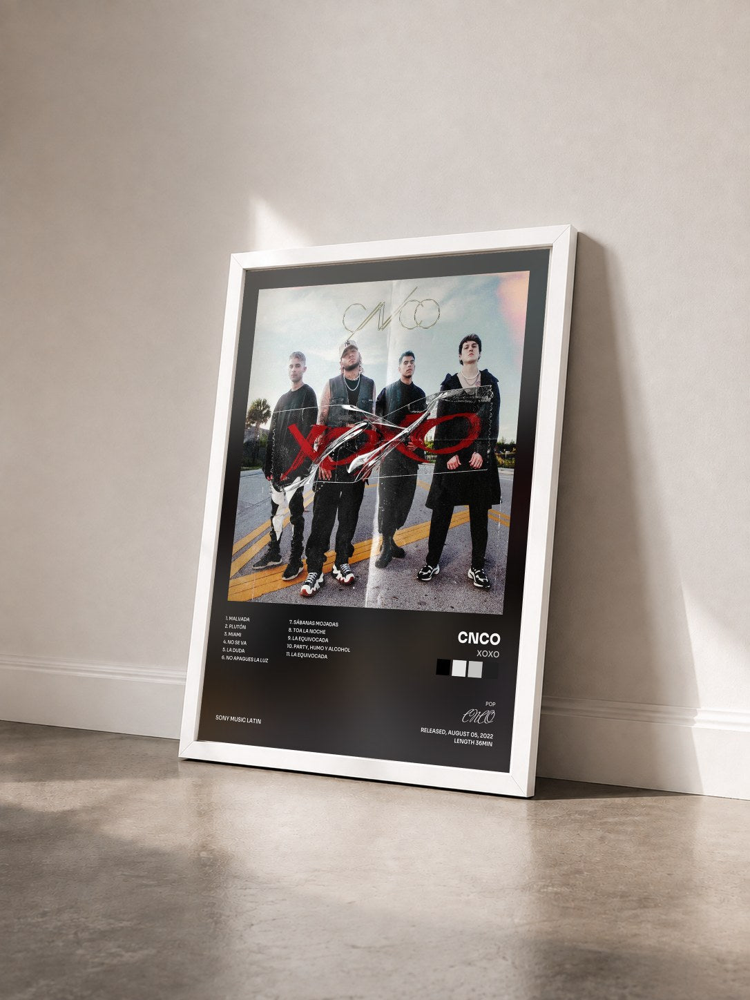 #blanc Tableau de l'album XOXO de CNCO vu de trois quarts, cadre blanc