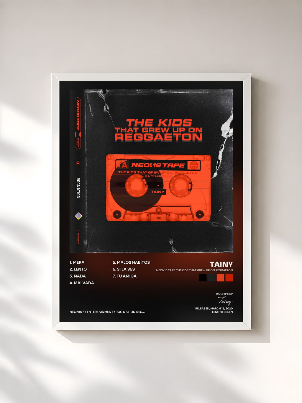 #blanc NEON16 TAPE: THE KIDS THAT GREW UP ON REGGAETON de Tainy en lámina enmarcada, marco blanco, impresa y enmarcada en Francia