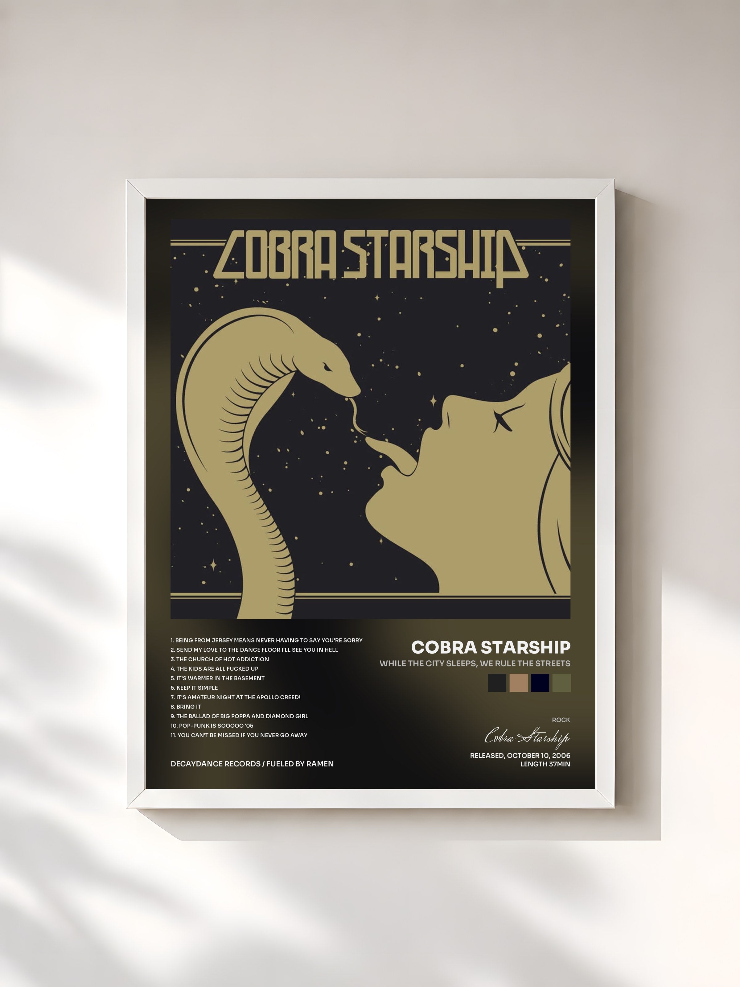 #blanc Tableau de l'album While the City Sleeps, We Rule the Streets de Cobra Starship, cadre blanc, imprimé et encadré en France