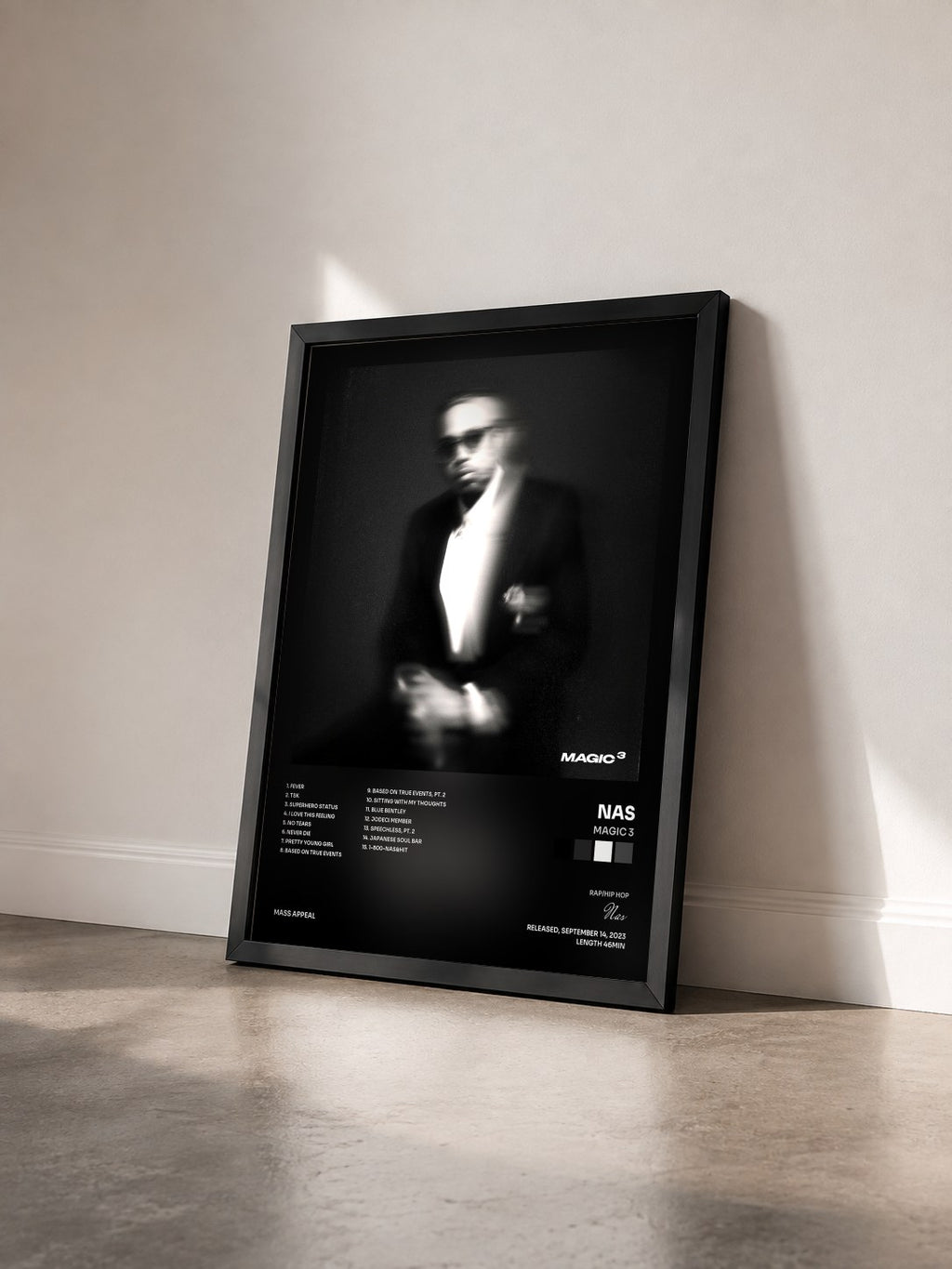 #noir Magic 3 von Nas als gerahmter Kunstdruck von schräg gesehen, schwarzer Rahmen