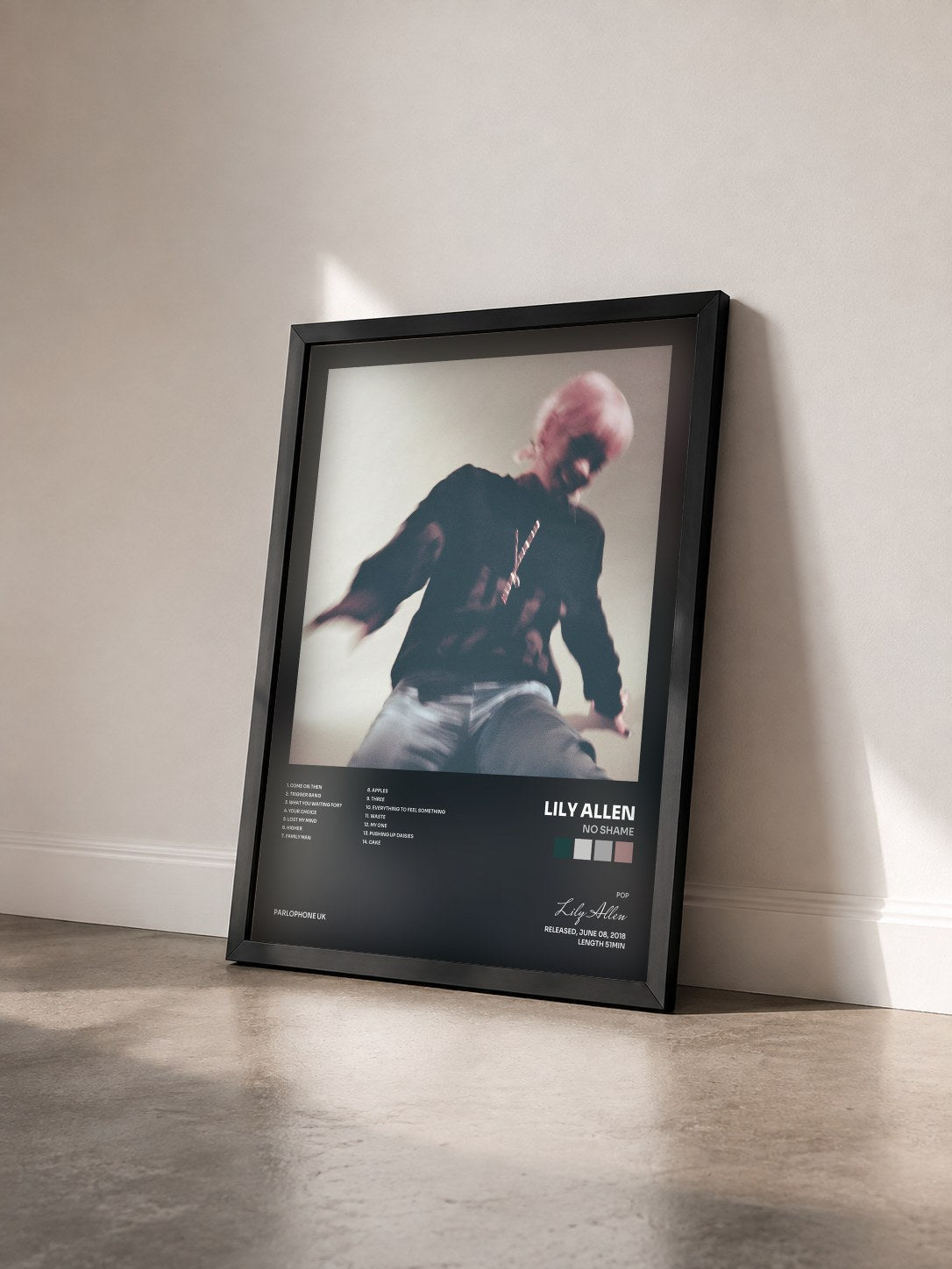 #noir No Shame de Lily Allen en lámina enmarcada vista de tres cuartos, marco negro