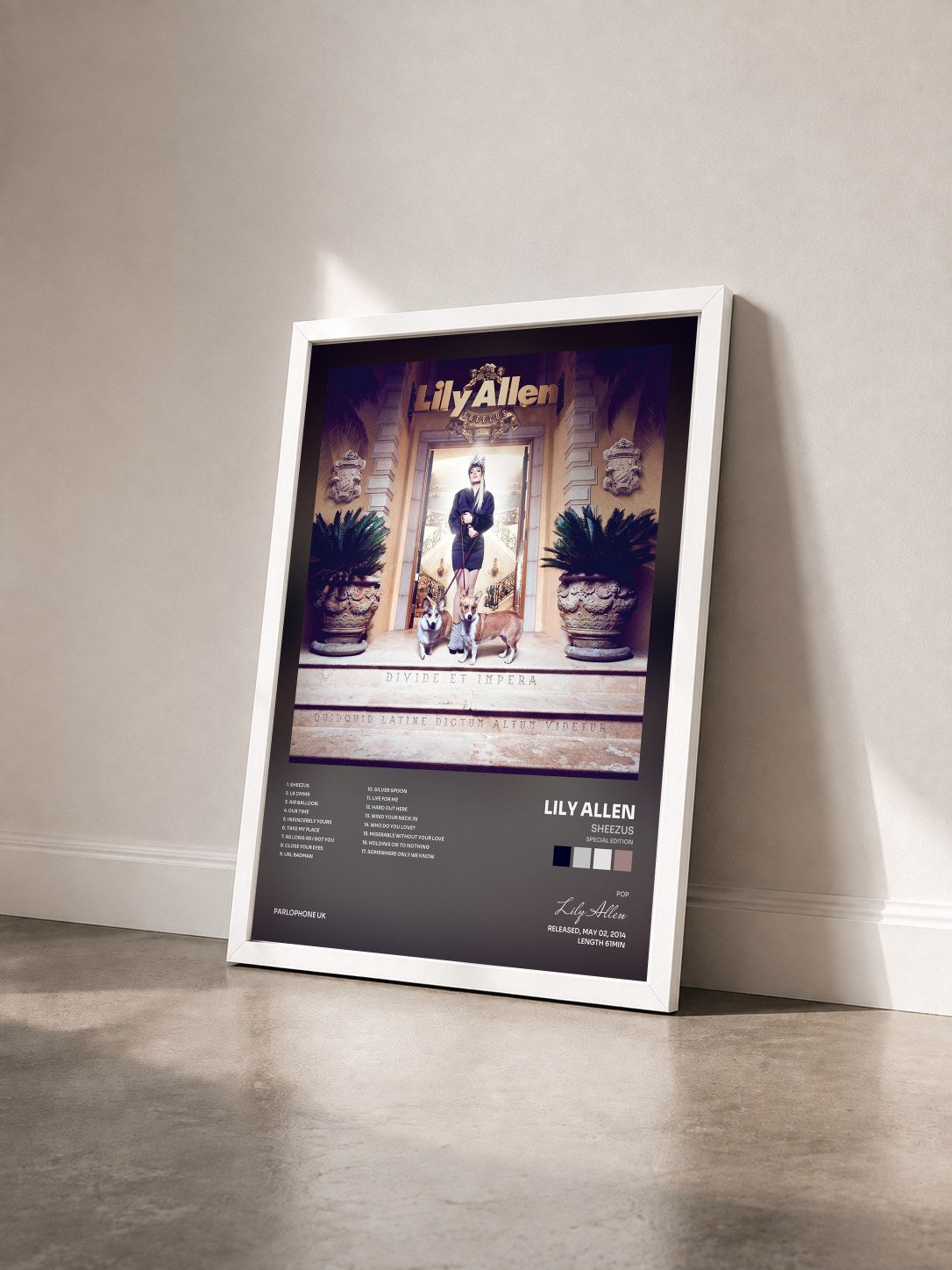 #blanc Sheezus (Special Edition) de Lily Allen en lámina enmarcada vista de tres cuartos, marco blanco