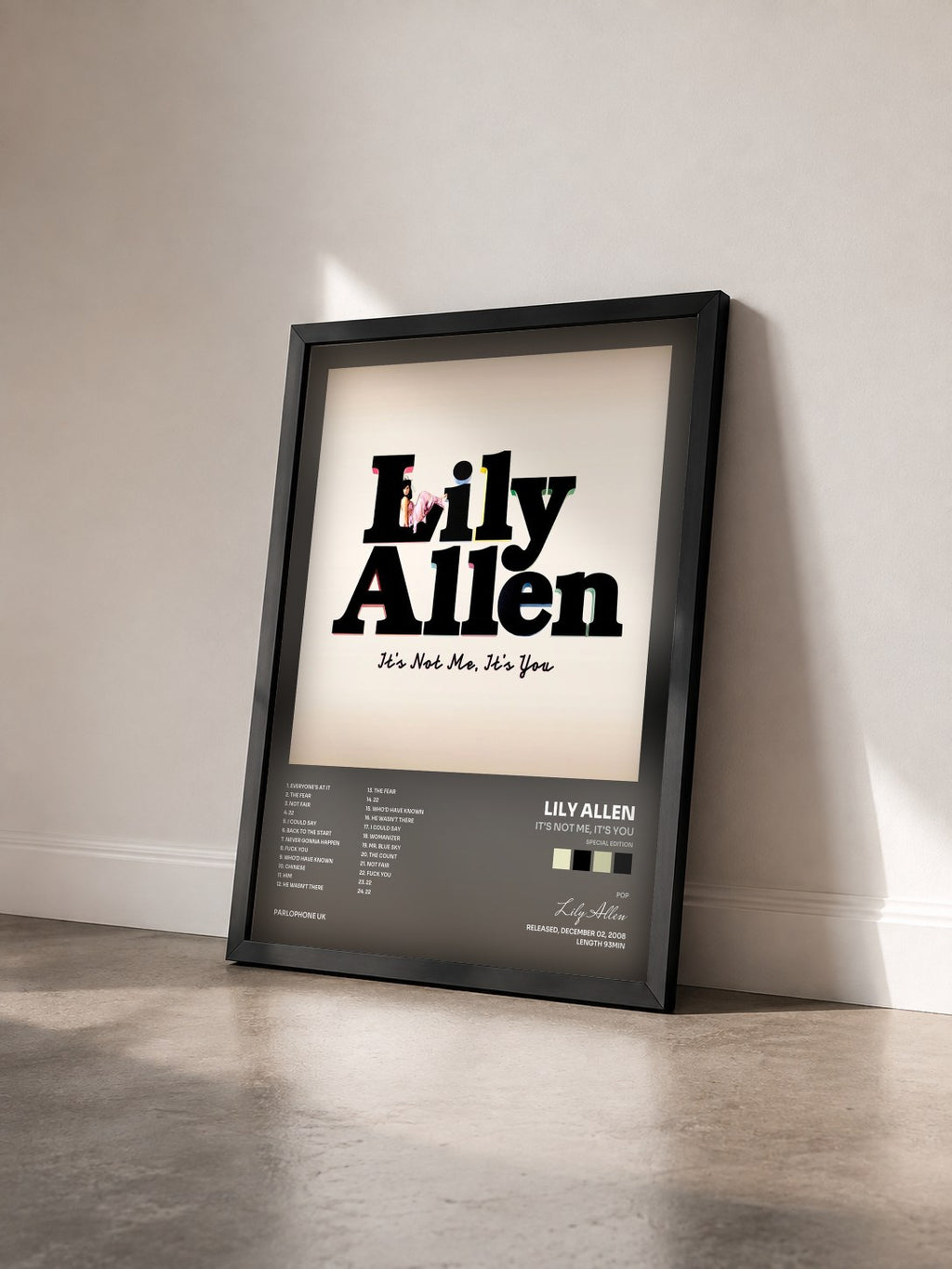 #noir It's Not Me, It's You (Special Edition) de Lily Allen en lámina enmarcada vista de tres cuartos, marco negro