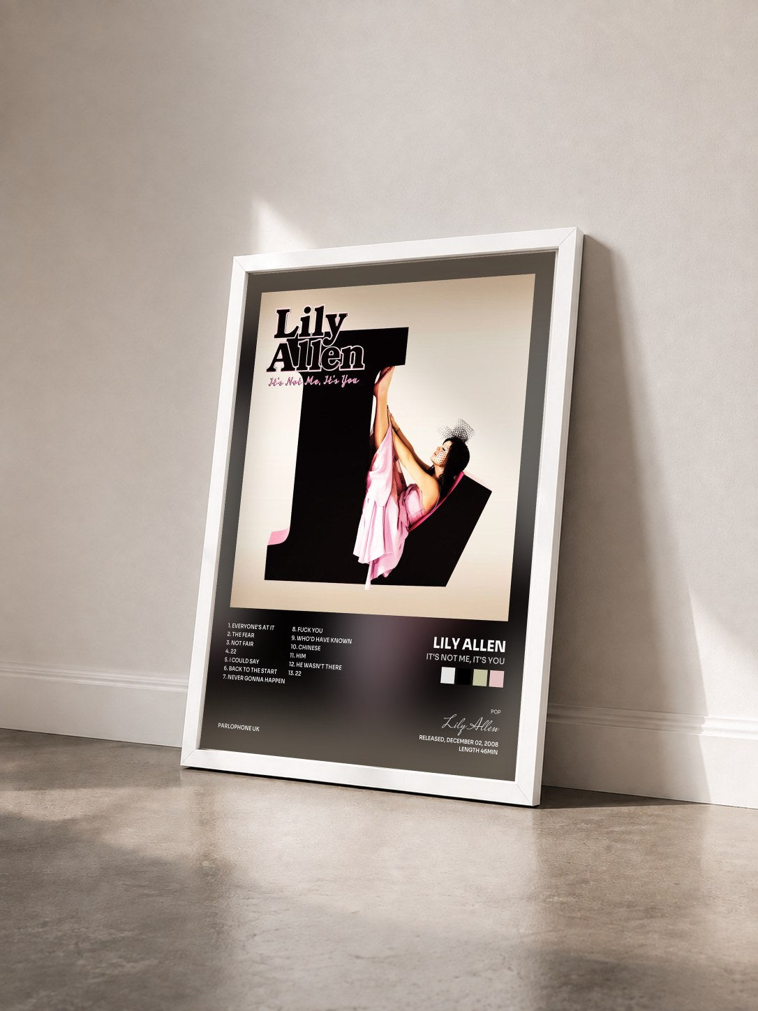 #blanc It's Not Me, It's You de Lily Allen en lámina enmarcada vista de tres cuartos, marco blanco