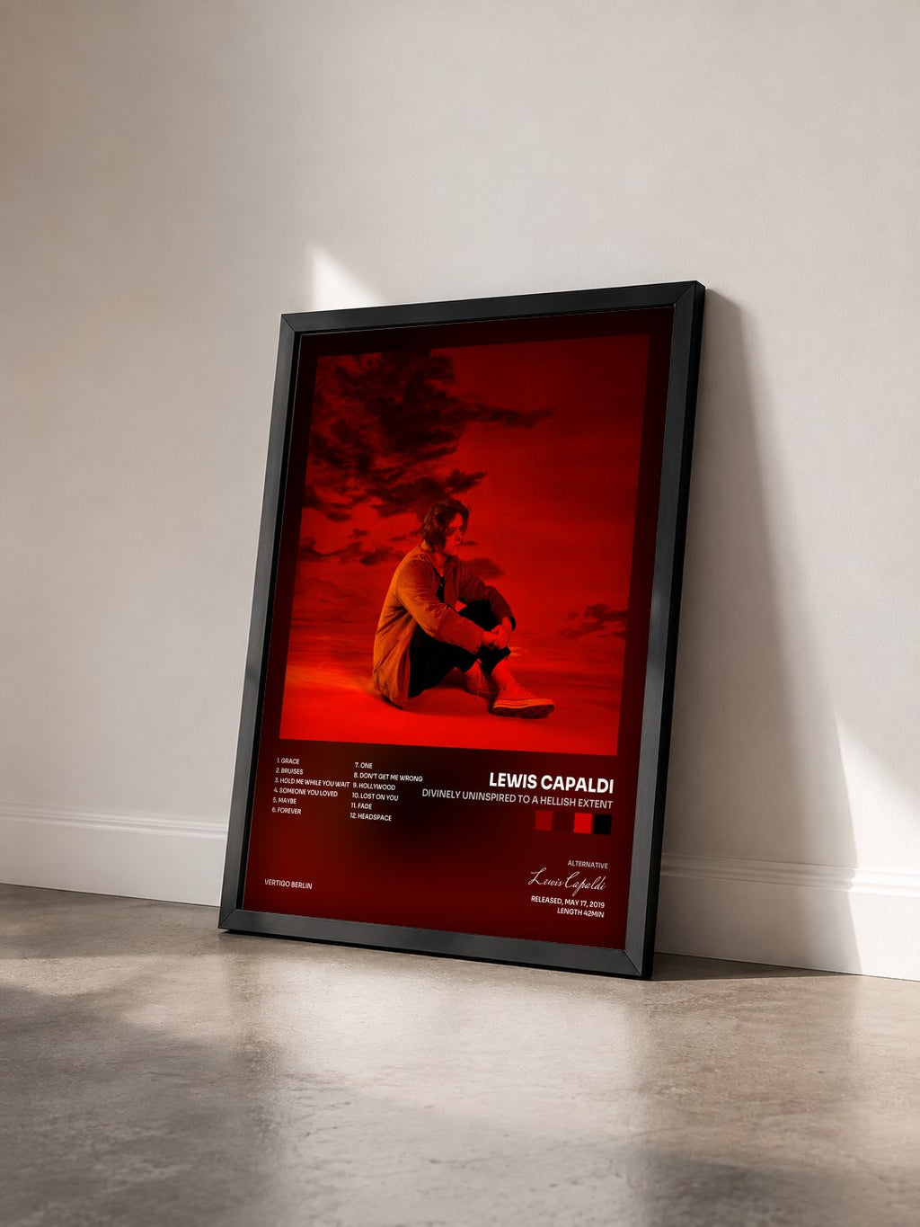 #noir Tableau de l'album Divinely Uninspired To A Hellish Extent de Lewis Capaldi vu de trois quarts, cadre noir