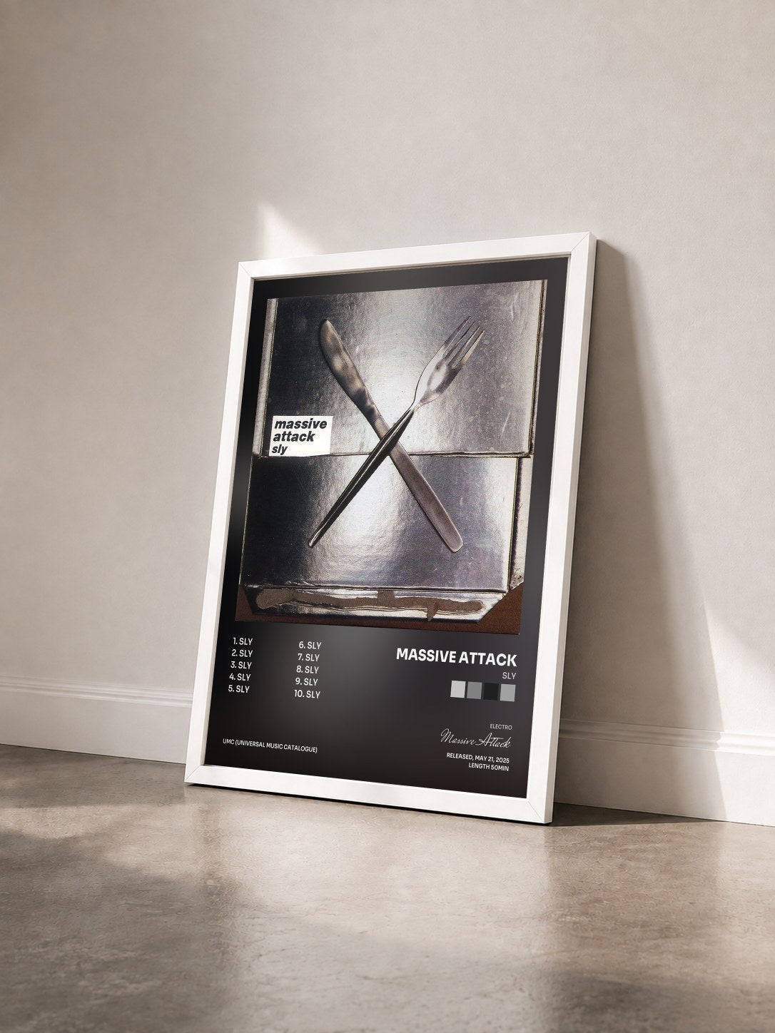 #blanc Tableau de l'album Sly de Massive Attack vu de trois quarts, cadre blanc