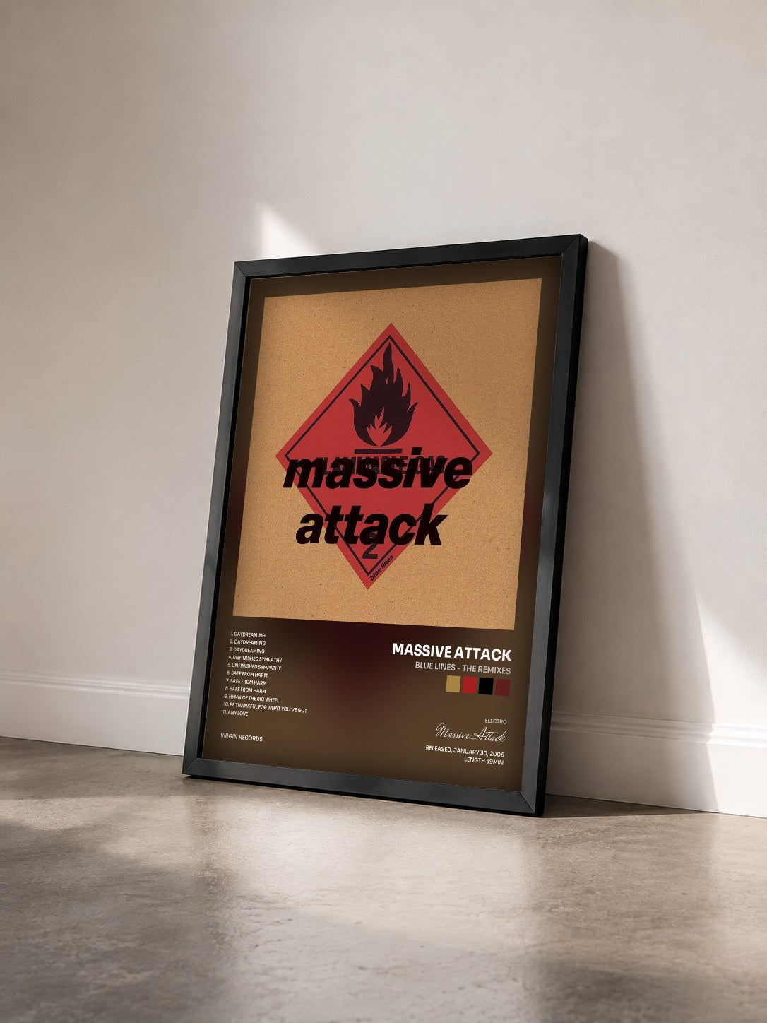#noir Tableau de l'album Blue Lines - The Remixes de Massive Attack vu de trois quarts, cadre noir