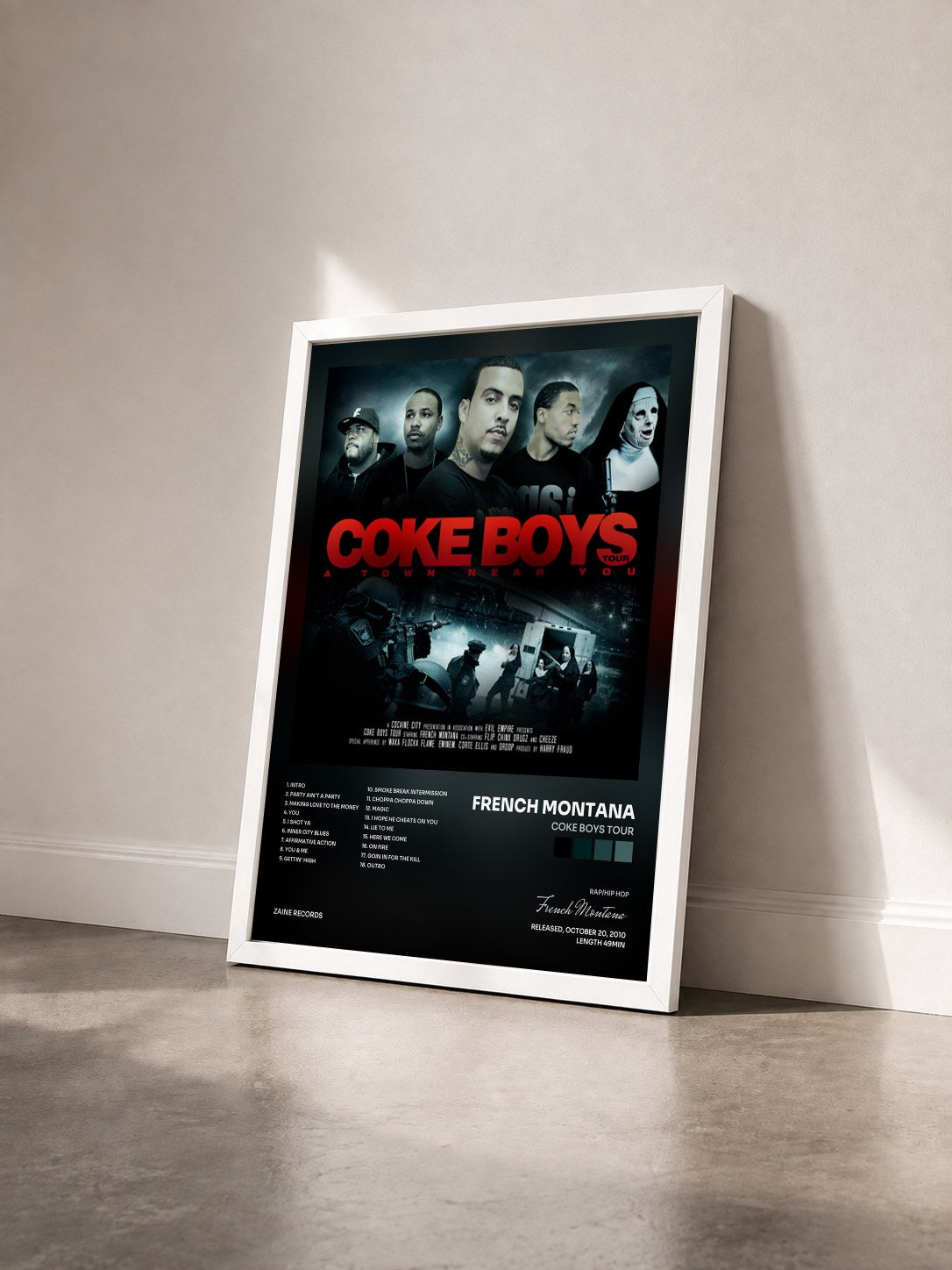 #blanc Coke Boys Tour di French Montana in stampa incorniciata vista di tre quarti, cornice bianca