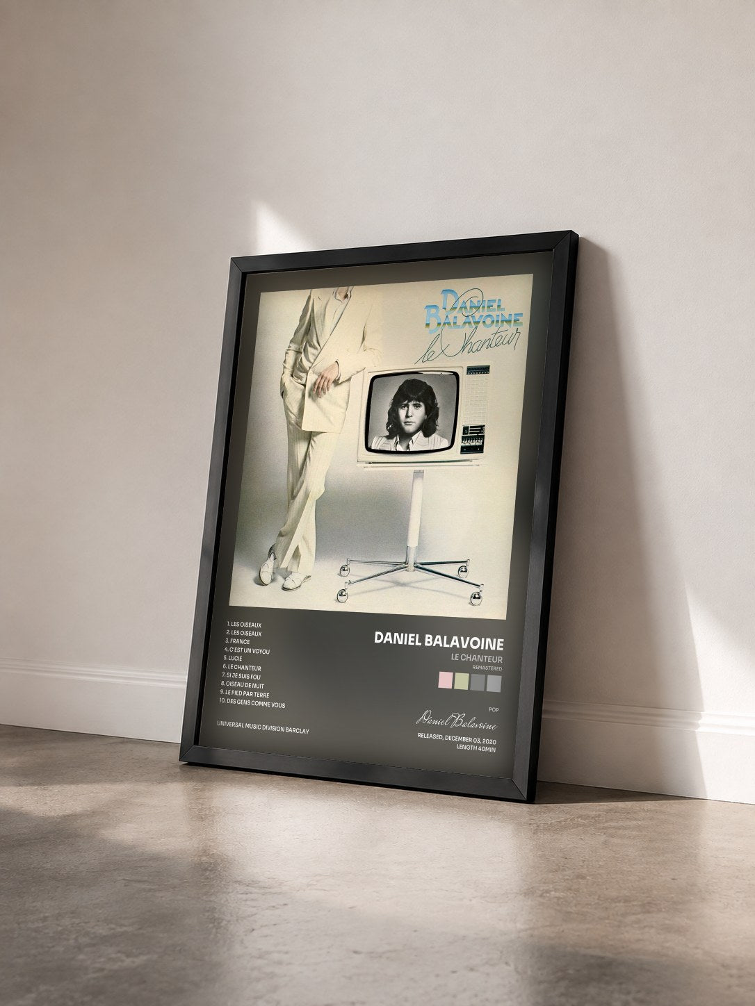 #noir Tableau de l'album Le chanteur (Remastered) de Daniel Balavoine vu de trois quarts, cadre noir