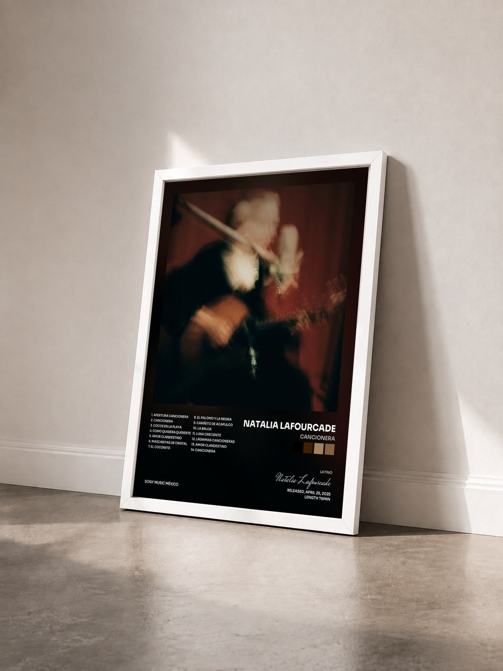 #blanc Tableau de l'album Cancionera de Natalia Lafourcade vu de trois quarts, cadre blanc
