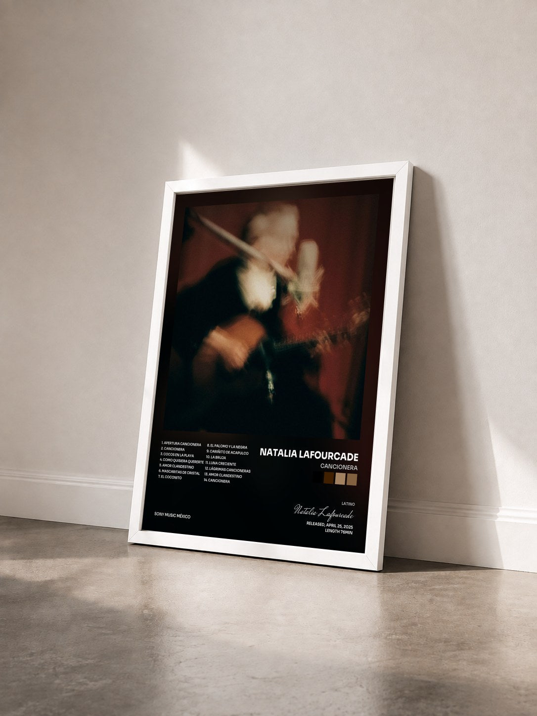 #blanc Tableau de l'album Cancionera de Natalia Lafourcade vu de trois quarts, cadre blanc