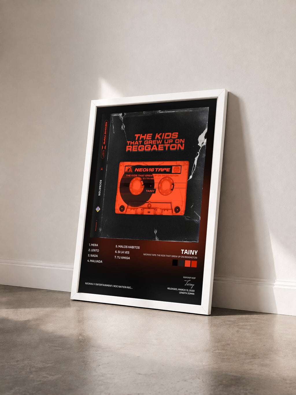 #blanc NEON16 TAPE: THE KIDS THAT GREW UP ON REGGAETON de Tainy en lámina enmarcada vista de tres cuartos, marco blanco