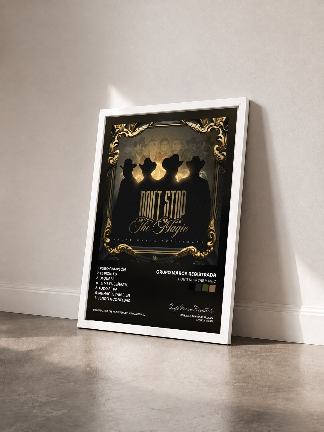 #blanc Tableau de l'album Don't Stop The Magic de Grupo Marca Registrada vu de trois quarts, cadre blanc