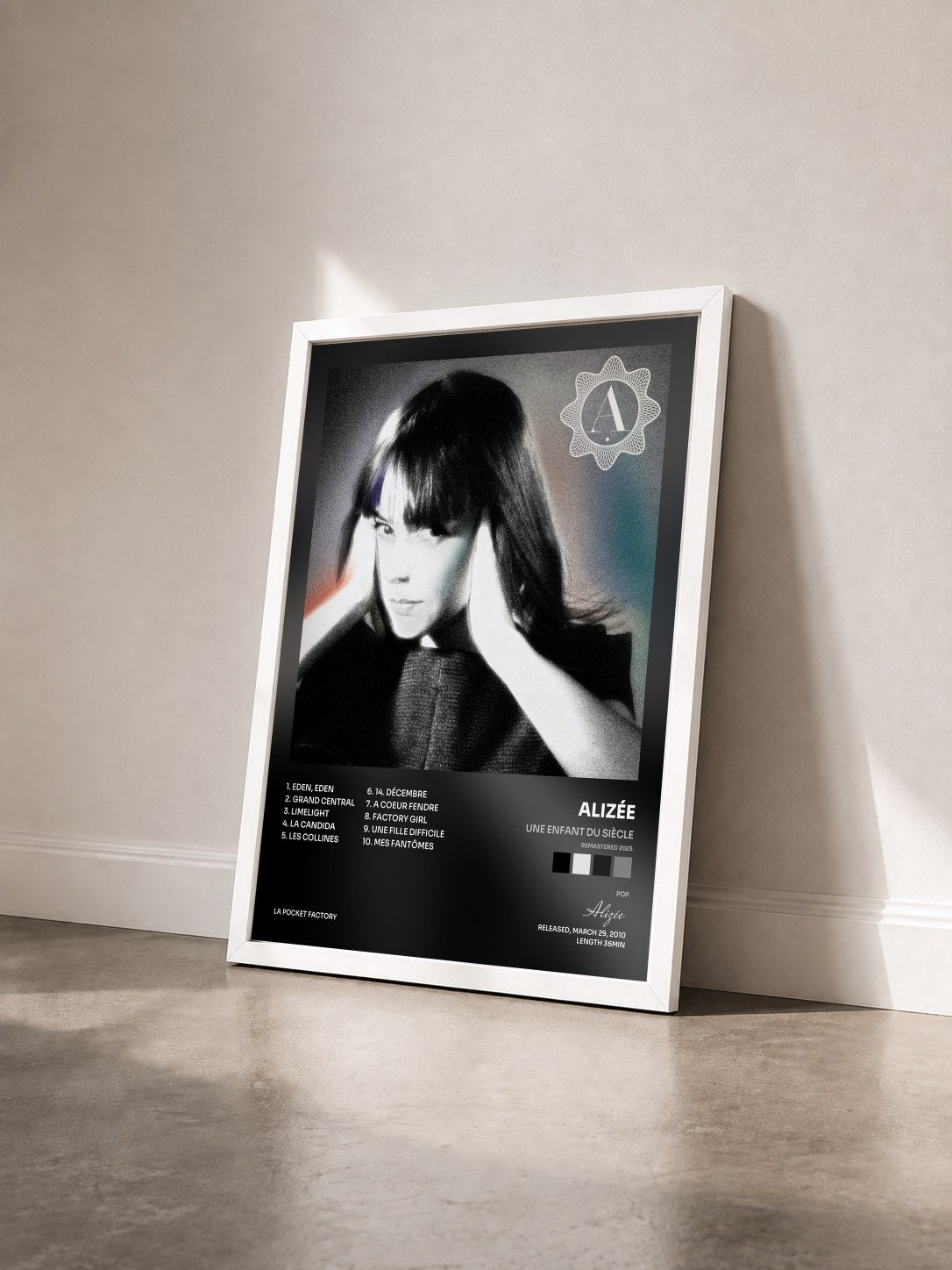 #blanc Une Enfant Du Siècle (Remastered 2023) de Alizée en lámina enmarcada vista de tres cuartos, marco blanco