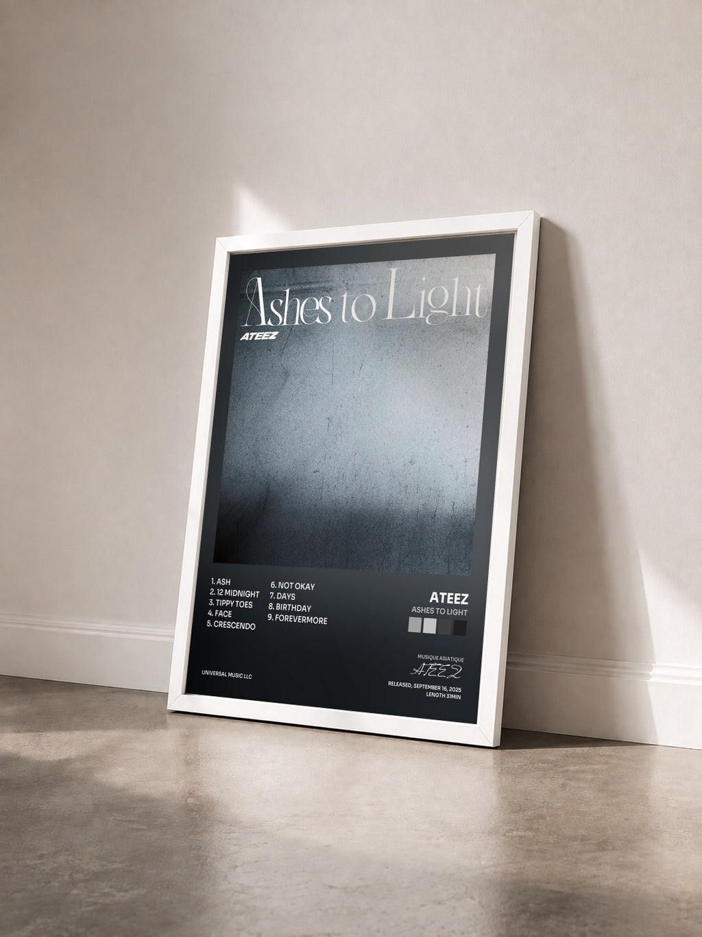 #blanc Tableau de l'album Ashes to Light de ATEEZ vu de trois quarts, cadre blanc