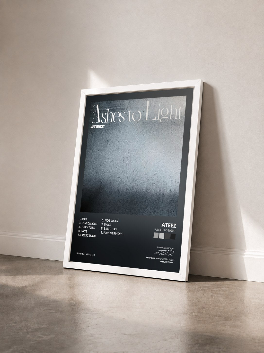 #blanc Tableau de l'album Ashes to Light de ATEEZ vu de trois quarts, cadre blanc