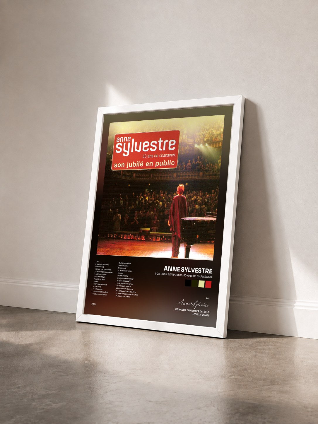 #blanc Tableau de l'album Son jubilé en public : 50 ans de chansons de Anne Sylvestre vu de trois quarts, cadre blanc