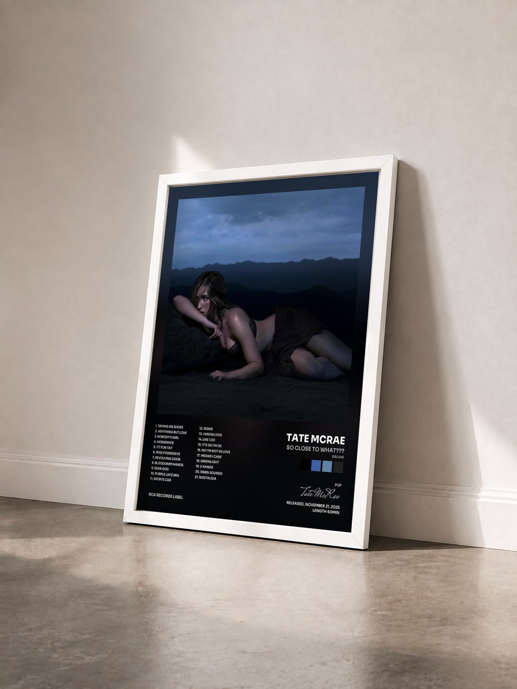 #blanc Tableau de l'album SO CLOSE TO WHAT??? (deluxe) de Tate McRae vu de trois quarts, cadre blanc
