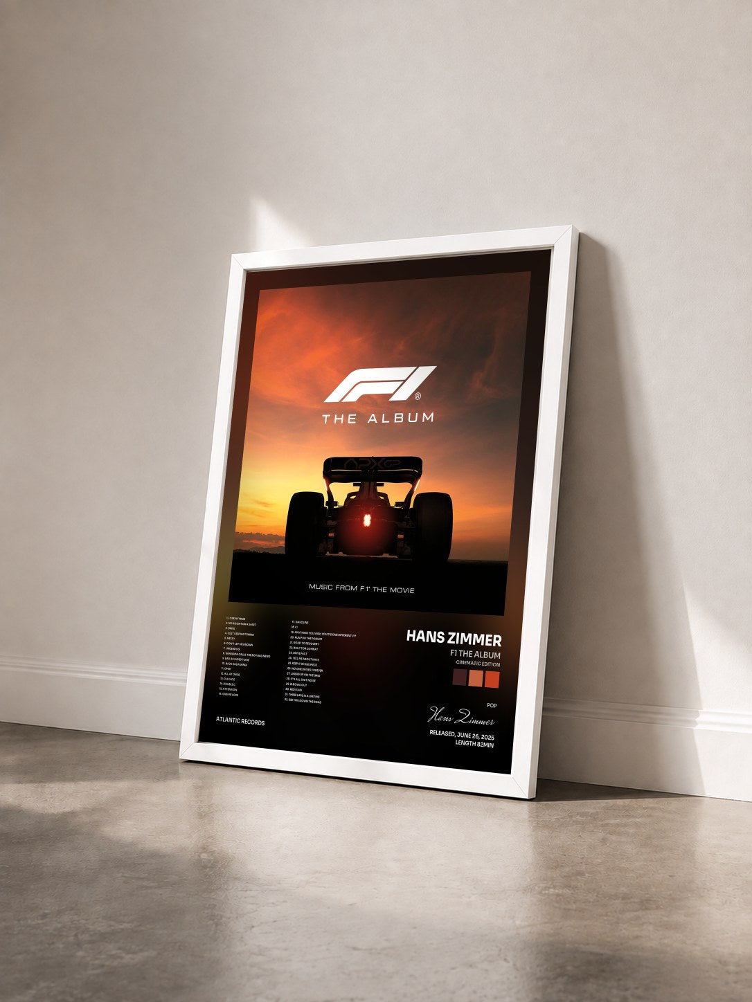 #blanc Tableau de l'album F1 The Album (Cinematic Edition) de Hans Zimmer vu de trois quarts, cadre blanc