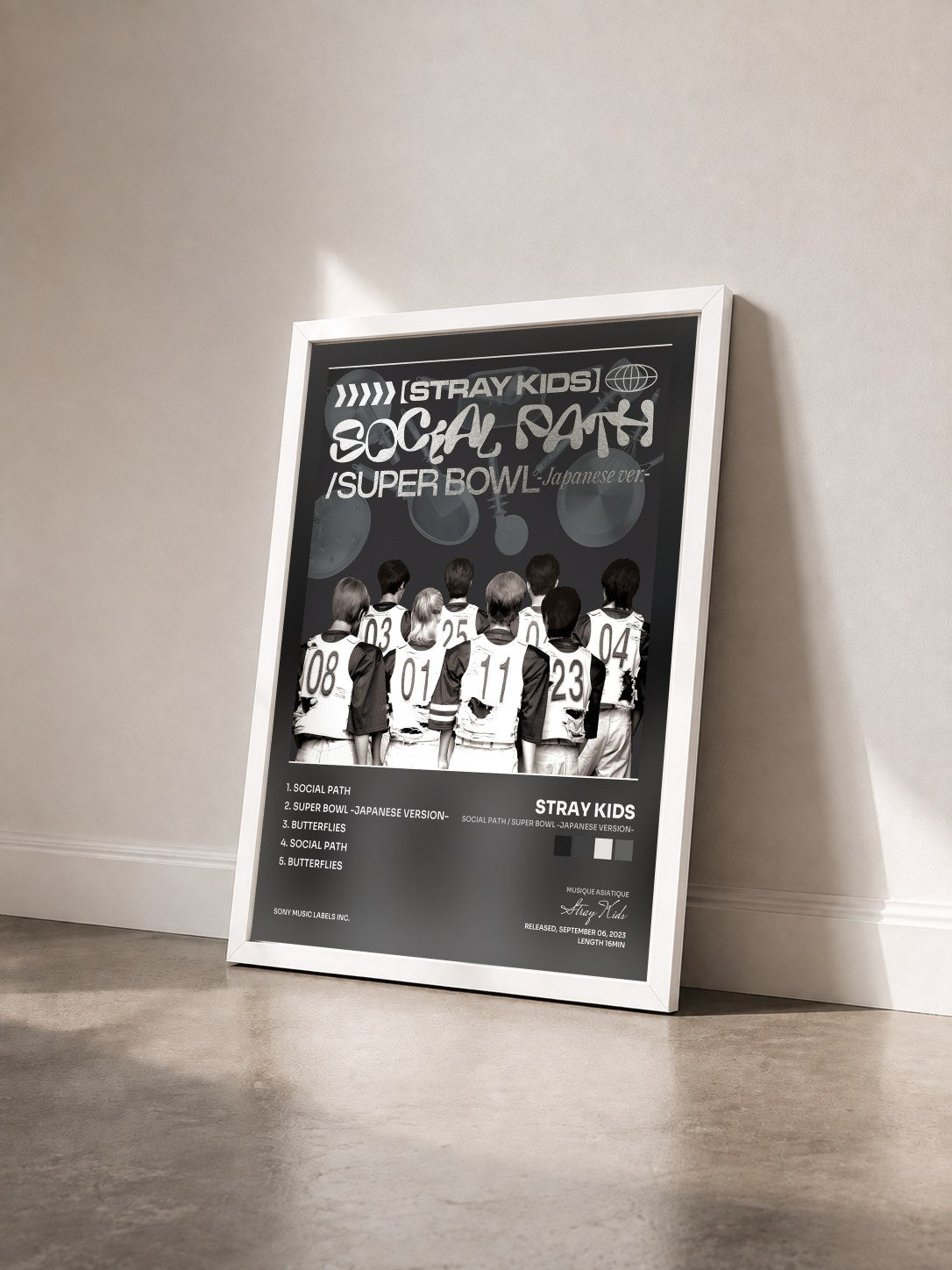 #blanc Tableau de l'album Social Path / Super Bowl -Japanese version- de Stray Kids vu de trois quarts, cadre blanc